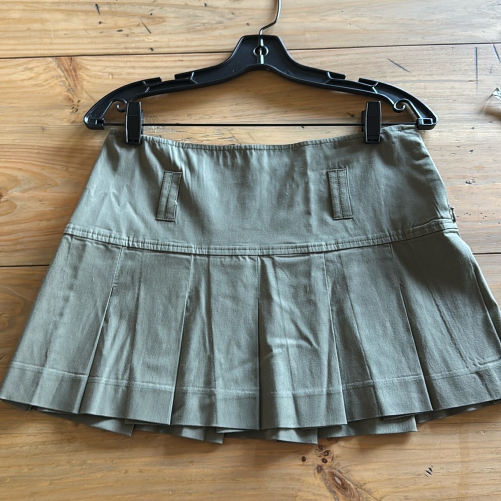 FINAL PRICE - Theory Green Pleated mini skirt